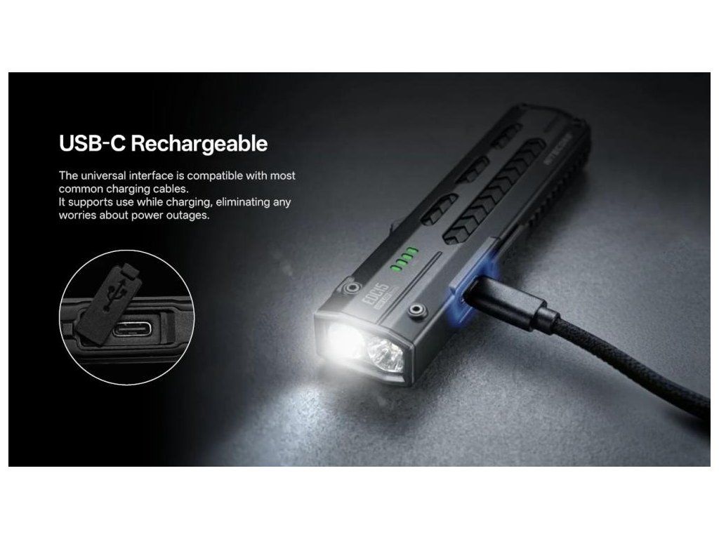 NITECORE EDC15 nabíjanie cez USB-C port s krytkou, baterka svieti aj počas nabíjania a indikátory svietia