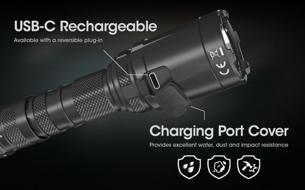 Nabíjanie NITECORE SRT6i cez USB-C priamo v baterke – obojstranný konektor a krytka portu proti vode a prachu