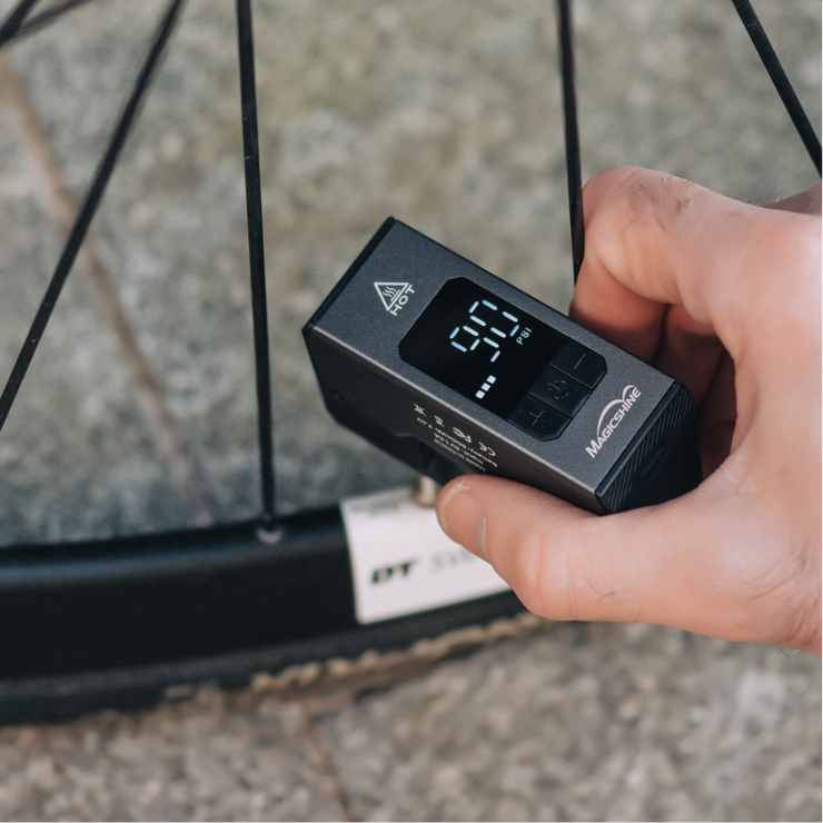 Magicshine AIRRO Mini hustí pneumatiku bicykla cez ventil kolesa s presným odčítaním tlaku