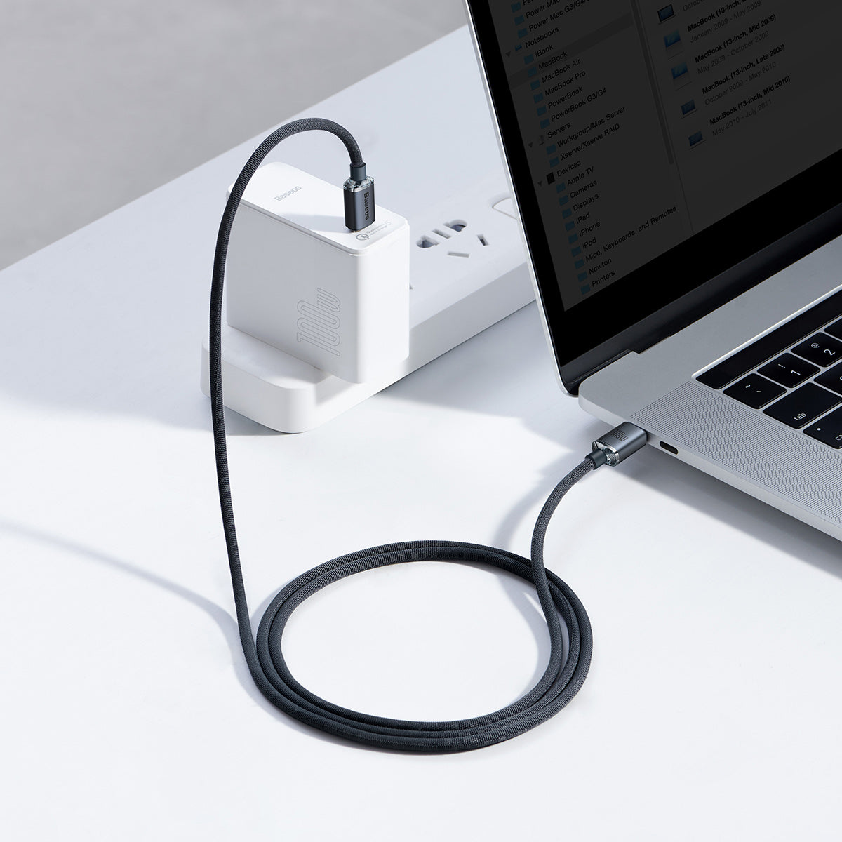 Baseus Crystal Shine CAJY000601 – USB-C kábel medzi sieťovým adaptérom Baseus a notebookom na pracovnom stole