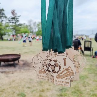 Potřebuješ medaile? 🏅 Neboj se nás kontaktovat. Medaile děláme na přání zákazníka. #medaile #sport #fotbal #drevo...