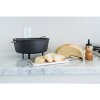 3666 4 camp chef univerzalni litinovy hrnec deluxe dutch oven 25 cm s poklici a zvedakem