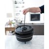 3666 7 camp chef univerzalni litinovy hrnec deluxe dutch oven 25 cm s poklici a zvedakem