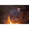 3669 6 camp chef univerzalni litinovy hrnec deluxe dutch oven 30 cm s poklici a zvedakem