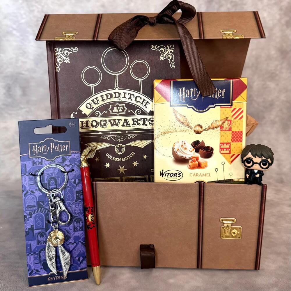 Harry Potter Dárková sada Famfrpál Nebelvír - velký kufřík z Bradavic s kompletním obsahem