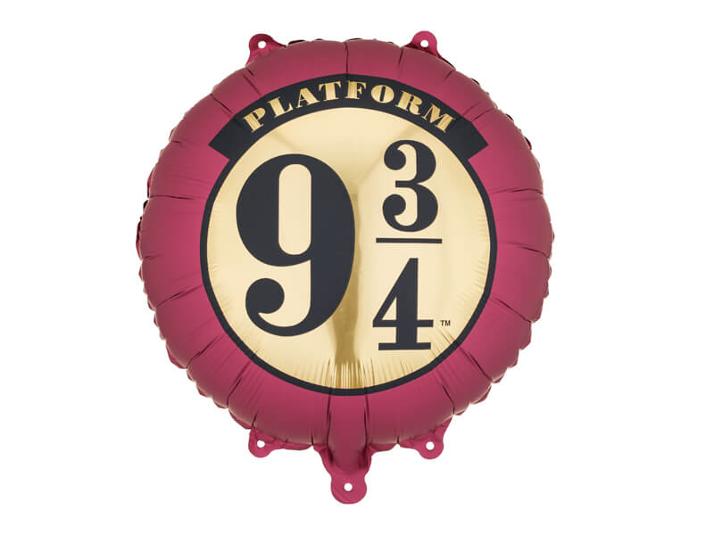 Harry Potter 9 és 3/4 Vágány lufi dekorációnak felakasztva