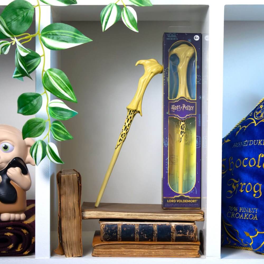 Voldemort Nagyúr varázspálca markolat részlet – csontszínű karomszerű forma, tiszafa főnix farokszőr kánon, vásárlás a Vilagvarazs.hu webáruházban