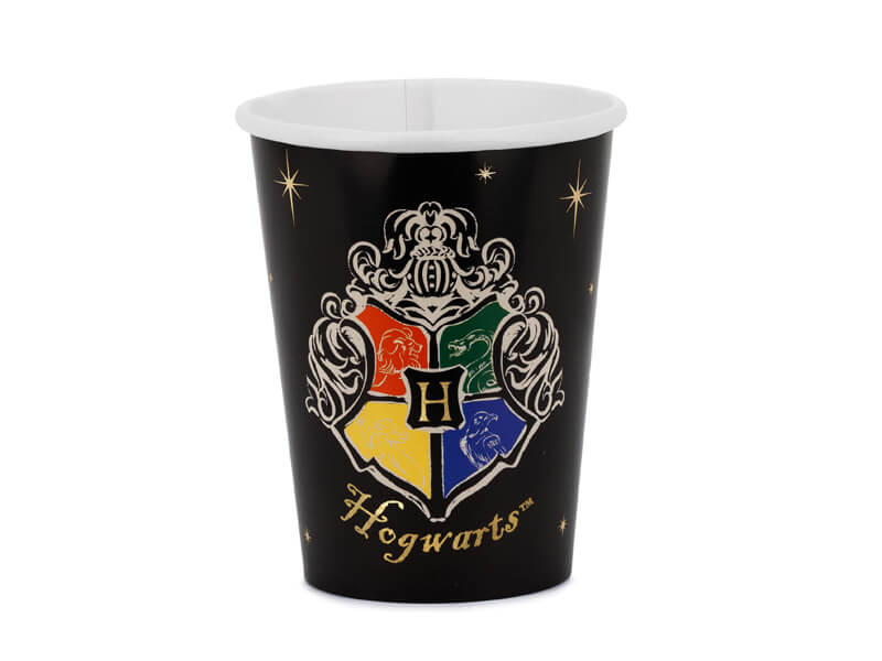 Harry Potter pohár készlet roxforti címerrel a megterített asztalon