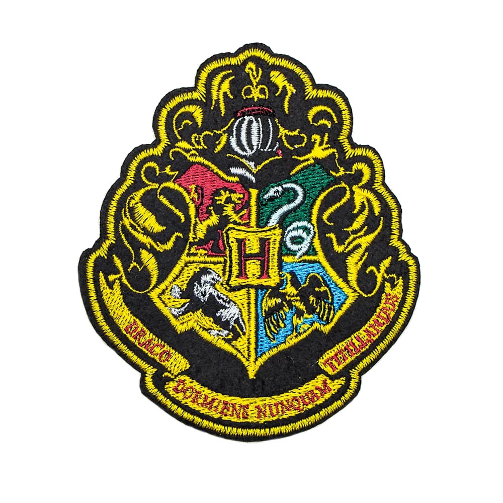 Harry Potter vasalható felvarró - Roxfort címere közelről | Vilagvarazs.hu