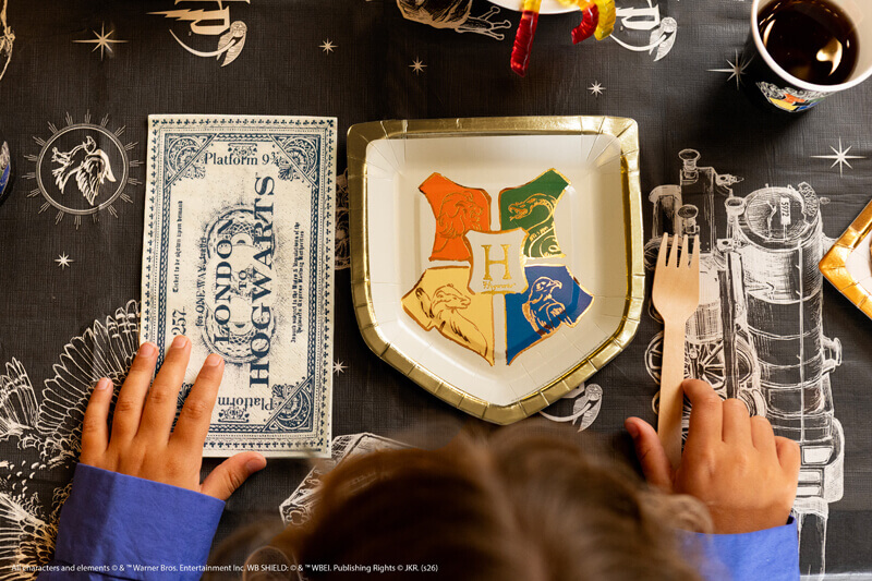 Összehajtott papír szalvéta Harry Potter Roxfort jegy motívummal