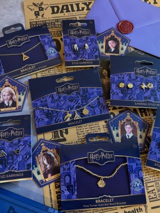 ⚡️Nová kolekce náušnic, náramků a řetízků inspirovaných světem magie je tu. Každý kousek je jemný, elegantní a dokonale...