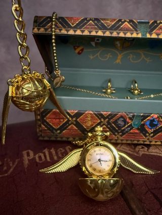 V téhle zlatonce sice nenajdete kámen vzkříšení, ale své nové hodinky 100%! ⏱️ Otevírá se na konci… na začátku, ve 2 i v...