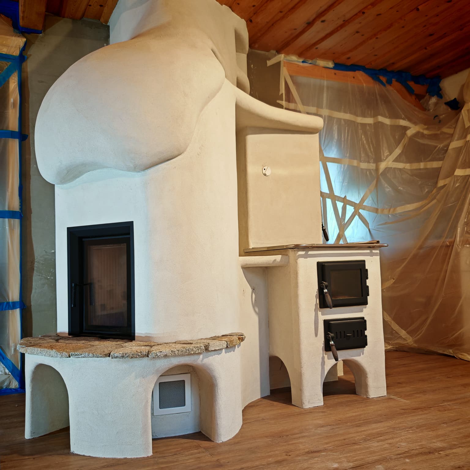 Výnimočné kachliarske dielo s teplovodnou vložkou Hoxter spolu so sporákom a trúbou na pečenie