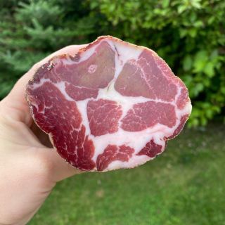 Parmská šunka z oblasti Norcia. 100g máme za 60,- a nakrájíme a zavakuujeme Vám kolik si budete přát 🤤. . . . #norcia...