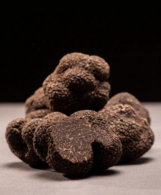 Sezona Tuber Melanosporum v plném proudu 👌. Intenzivní, tmavá dužina s bílým žilkováním. Ideální na vaření a...