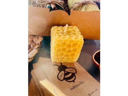 Svíčka ve tvaru krychle s designem včelí plástve