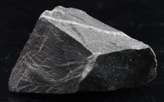 Šamanský černý kalcit – kámen ochrany a uzemnění