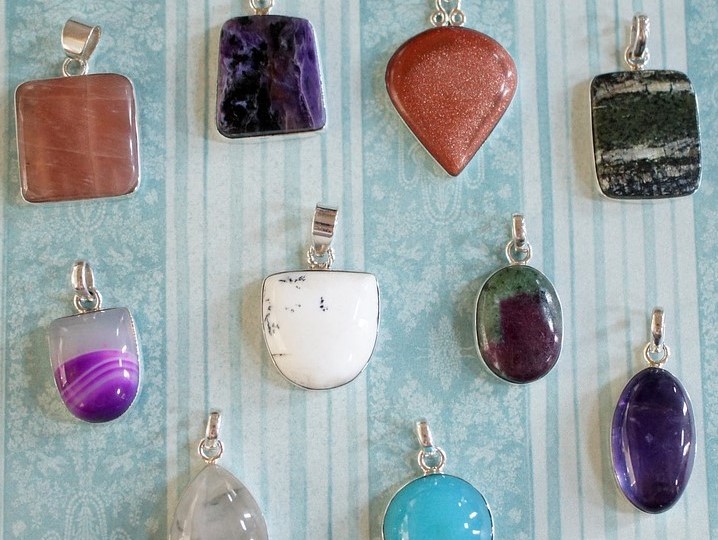 Zdědili jste nějaký šperk s kameny? Jak se o něj postarat, aby vám správně sloužil?