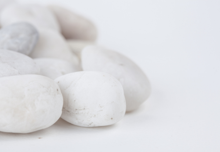 Bílá a průhledná barva: Krystaly a minerály, které pomohou s tělem i duší