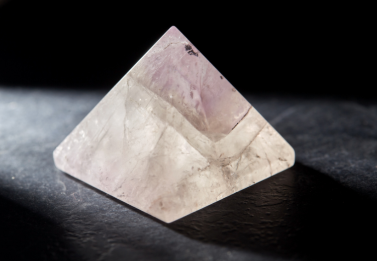 Pyramidy z minerálů: K čemu jsou dobré a kam je umístit?