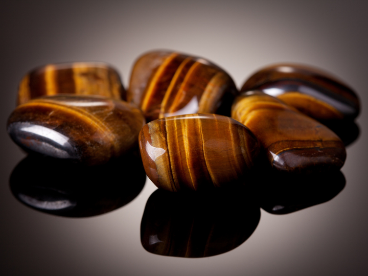 Kamenem roku 2022 je tygří oko. Jeho účinky nám pomohou zůstat silní