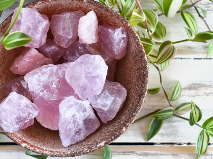 Čerpejte energii z drahých kamenů! Růženín jako kámen lásky!