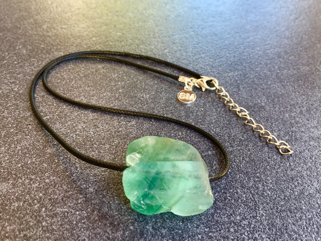 21857 nahrdelniky z mineralu fluorit nahrdelnik