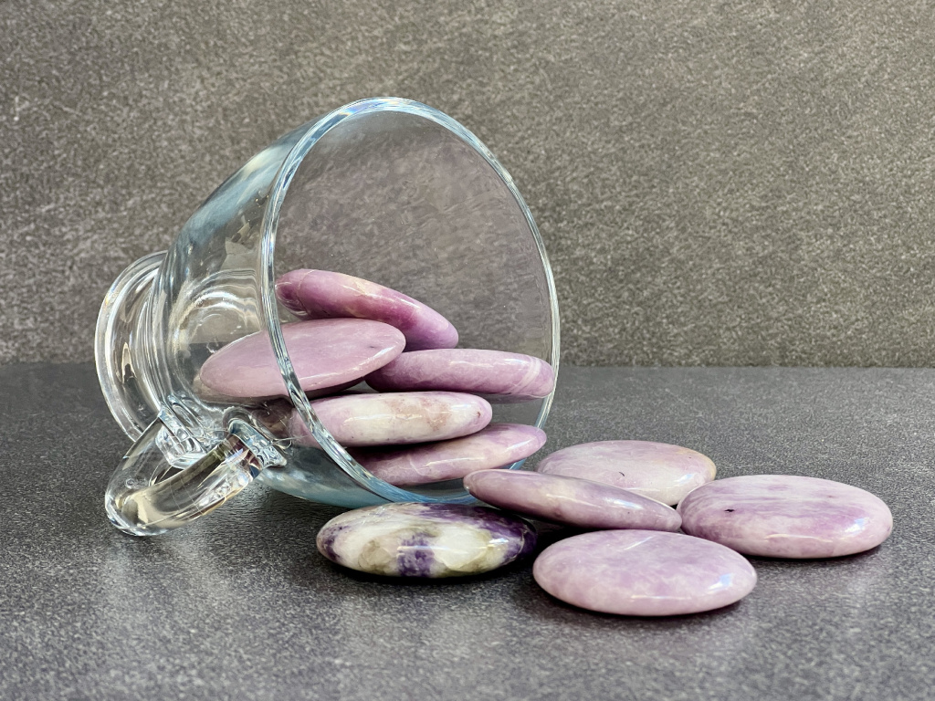 34354 1 placicky z mineralu a polodrahokamu placicka z lepidolitu lepidolitova dekorace