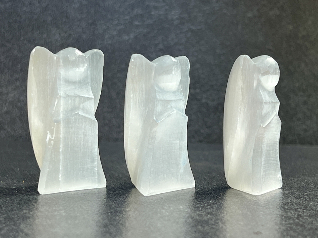 34486 andele z mineralu a polodrahokamu selenitovy andel maly dekorace ze selenitu ve tvaru andela