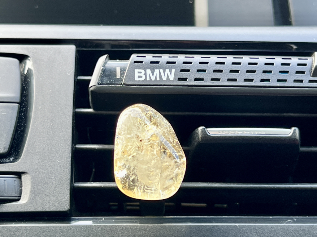 34825 dekorace do auta z mineralu a polodrahokamu ochrana do auta z citrinu