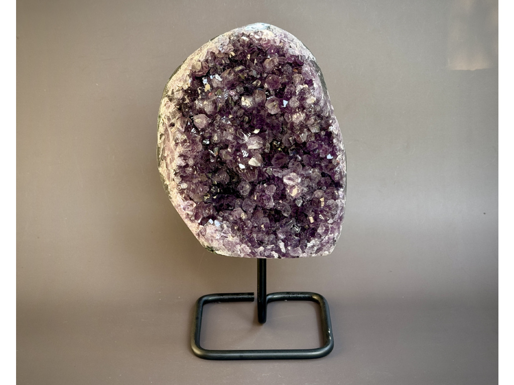 36462 3 druzy z mineralu a polodrahokamu ametystova druza na kovovem stojanu dekorace z ametystu