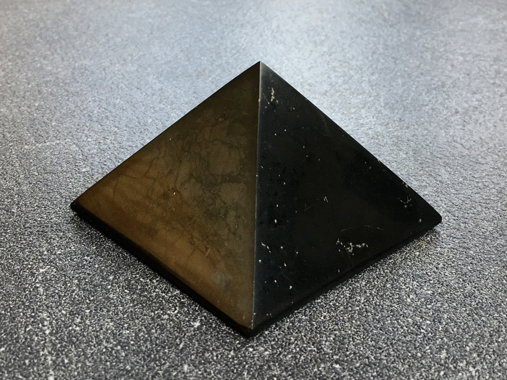 šungit pyramida