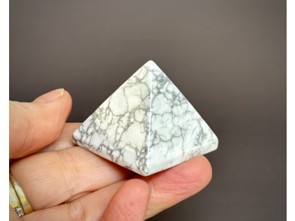 10218 2 pyramidy z mineralu a polodrahokamu magnezitova pyramida dekorace z magnezitu ve tvaru pyramidy