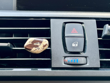 10659 8 dekorace do auta z mineralu a polodrahokamu ochrana na cesty z jaspisu zebra ochranny kamen do auta na cesty jaspisovy