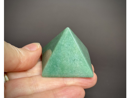 pyramidy z min erálů a polodrahokamů, pyramida z avanturínu zeleného, avanturínová dekorace ve tvaru pyramidy