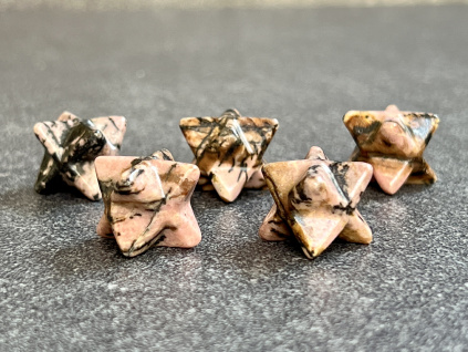 merkaby z minerálů a polodrahokamů, rodonitová merkaba, dekorace z rodonitu