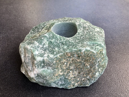 14148 1 svicny z mineralu avanturin zeleny surovy svicen