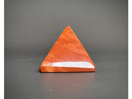 pyramidy z minerálů a polodrahokamů, pyramida z jaspisu červeného, jaspisová dekorace ve tvaru pyramidy