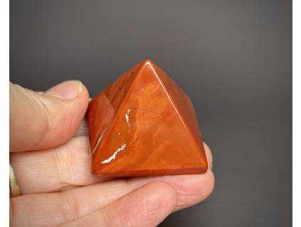 pyramidy z minerálů a polodrahokamů, pyramida z jaspisu červeného, jaspisová dekorace ve tvaru pyramidy