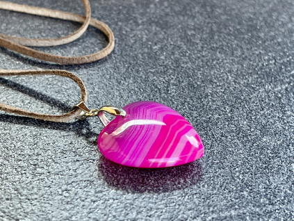 15867 2 privesky z mineralu achat fuchsiovy ruzovy privesek srdce