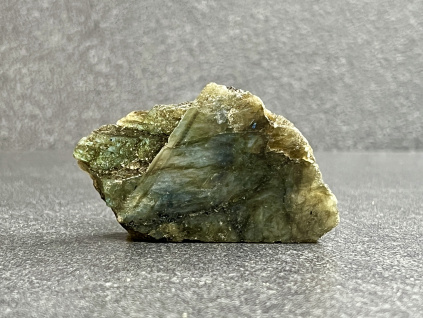 18882 labradorit rez z jedne strany lesteny