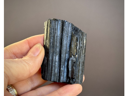 surové minerály a polodrahokamy, turmalín černý skoril suroví, přírodní kámen turmalínu