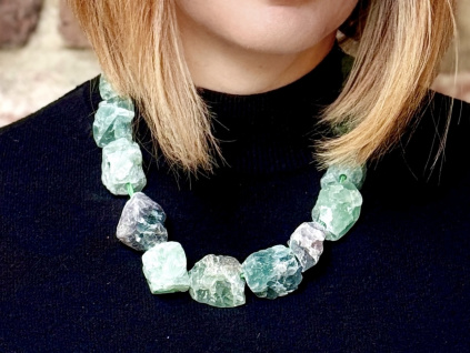 náhrdelníky ze surových minerálů a drahokamů, náhrdelník ze surového fluoritu, fluoritové šperky