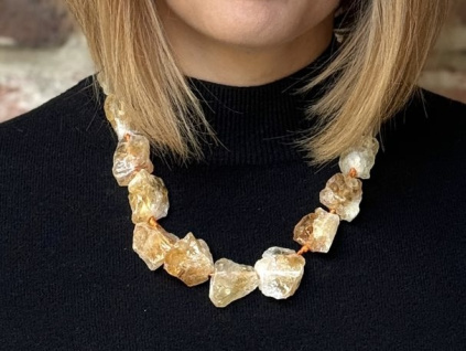 náhrdelníky ze surových minerálů a polodrahokamů,