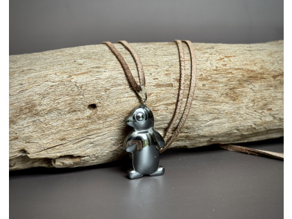 22979 8 privesky z mineralu a polodrahokamu privesek z hematitu ve tvaru tucnaka hematitove sperky