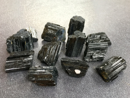 23087 2 surove mineraly turmalin cerny surovy