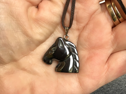 24059 privesky z mineralu hematit privesek kun konska hlava