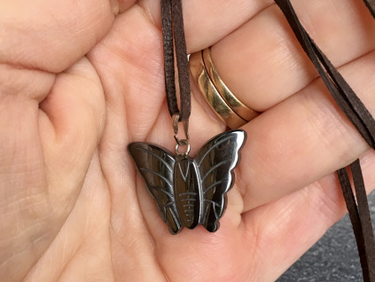24065 privesky z mineralu hematit privesek motyl