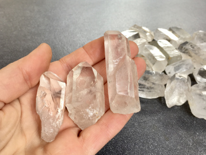 24188 kristal surovy hrot