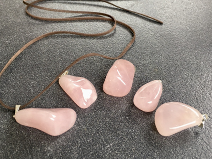 24413 privesky z mineralu ruzenin privesek